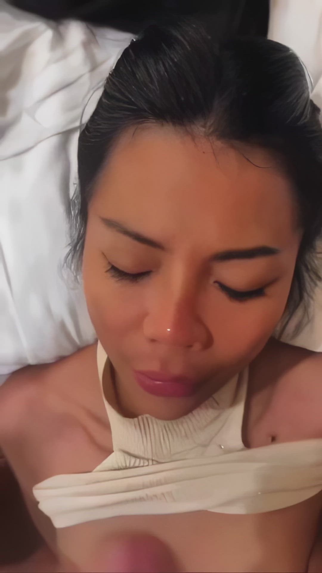 Asian babe gets a huge thick facial
